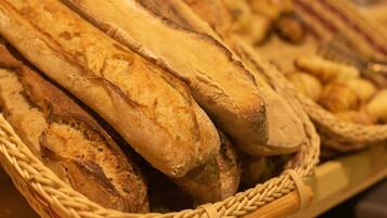 Un panier de baguettes.