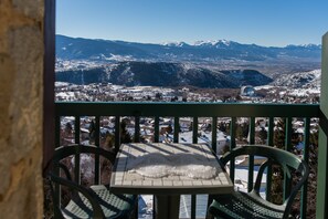Standard Double Room (Sud Douche Terrasse) | Premium bedding, individually decorated, individually furnished, desk - Hôtel des Pyrénées (Font-Romeu-Odeillo-Via)