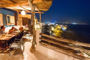 3 间餐厅，供应早餐、午餐和晚餐，本地与国际菜