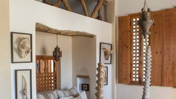 Duntäcken, värdeförvaringsskåp på rummet och skrivbord