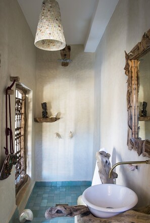 Suite luxueuse, 1 grand lit, non-fumeur, vue sur l’océan | Salle de bain | Douche, douche cascade, séchoir à cheveux, serviettes fournies