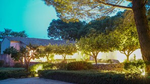 Property grounds - Luxury And Space In The Heart Of Provence (Mérindol)