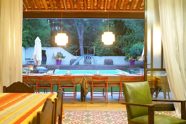 La piscine vue du poolhouse à la nuit tombante. Auvent diner 30 personnes.