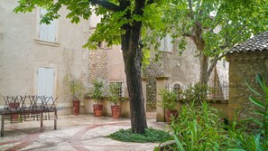 La Maison de Maître et la ferme de village vus de la cour fontaine