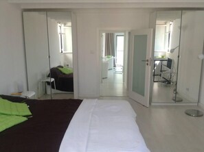 1 quarto, escrivaninha, ferros/tábuas de passar roupa, Wi-Fi de cortesia