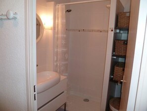 Haartrockner, Handtücher, Seife, Toilettenpapier