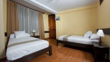 Tvåbäddsrum - 2 enkelsängar | Skrivbord, arbetsyta för laptop, mörkläggningsgardiner och sängkläder