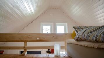 2 bedrooms, travel crib, free WiFi, bed sheets