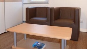 Apartamento, 3 quartos | Área de estar | TV de tela plana