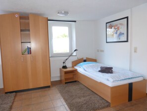 Apartment, 3 Bedrooms | 3 bedrooms, desk, rollaway beds, WiFi - Knecht Fewo (Aalen)