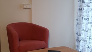 Apartamento, 3 quartos | Área de estar | TV de tela plana