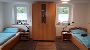 3 bedrooms, desk, rollaway beds, WiFi - Knecht Fewo (Aalen)