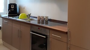 Apartamento, 3 quartos | Cozinha privada | Cafeteira/chaleira, geladeira, fogão, cooktop