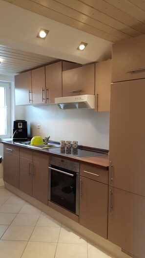 Apartment, 3 Bedrooms | Private kitchen | Fridge, oven, stovetop, coffee/tea maker - Knecht Fewo (Aalen)