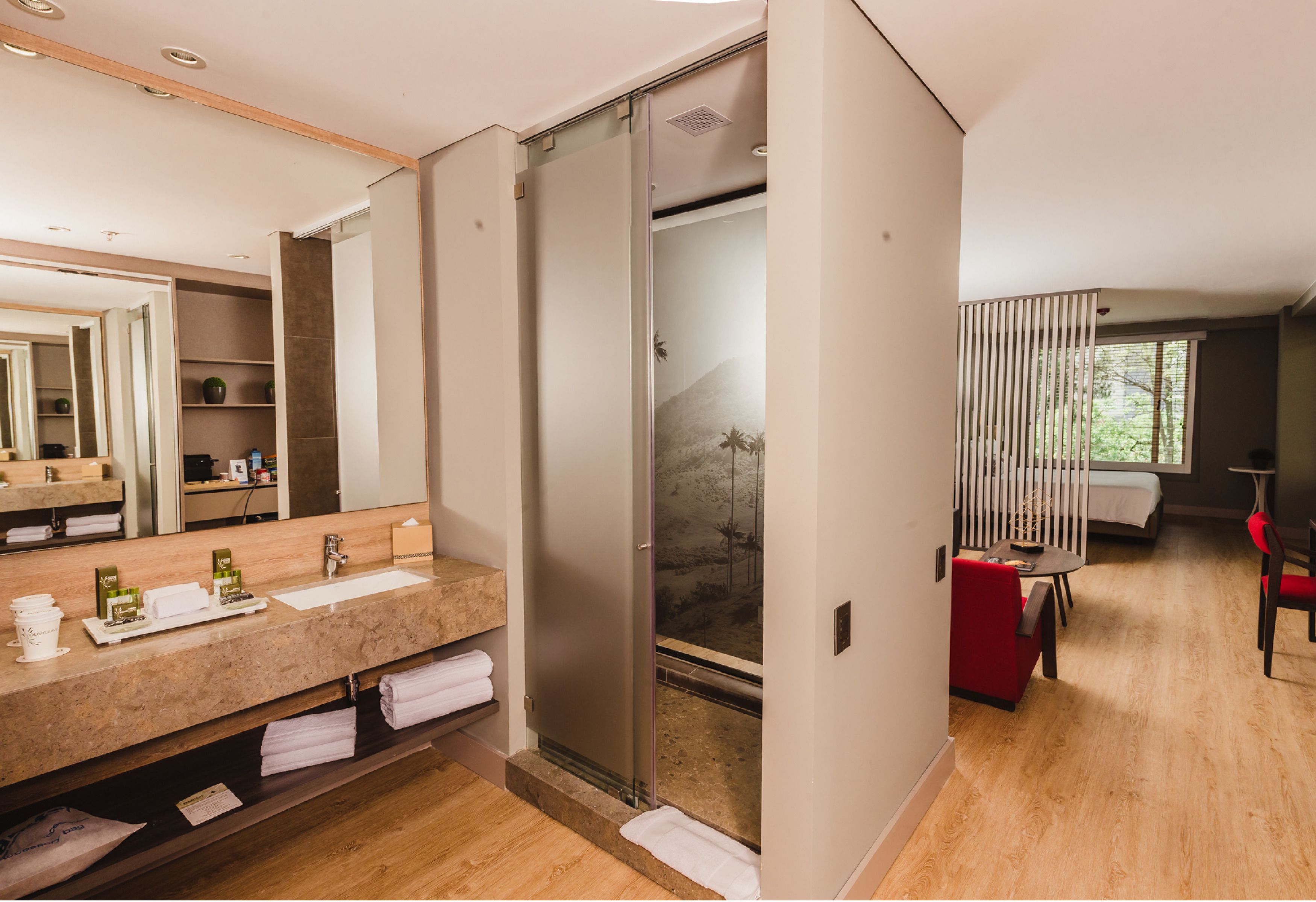 Un bagno moderno con uno specchio grande, due lavabi e una doccia.