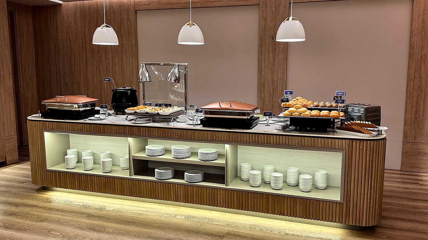Un mostrador de buffet con diferentes alimentos y una estación de café.