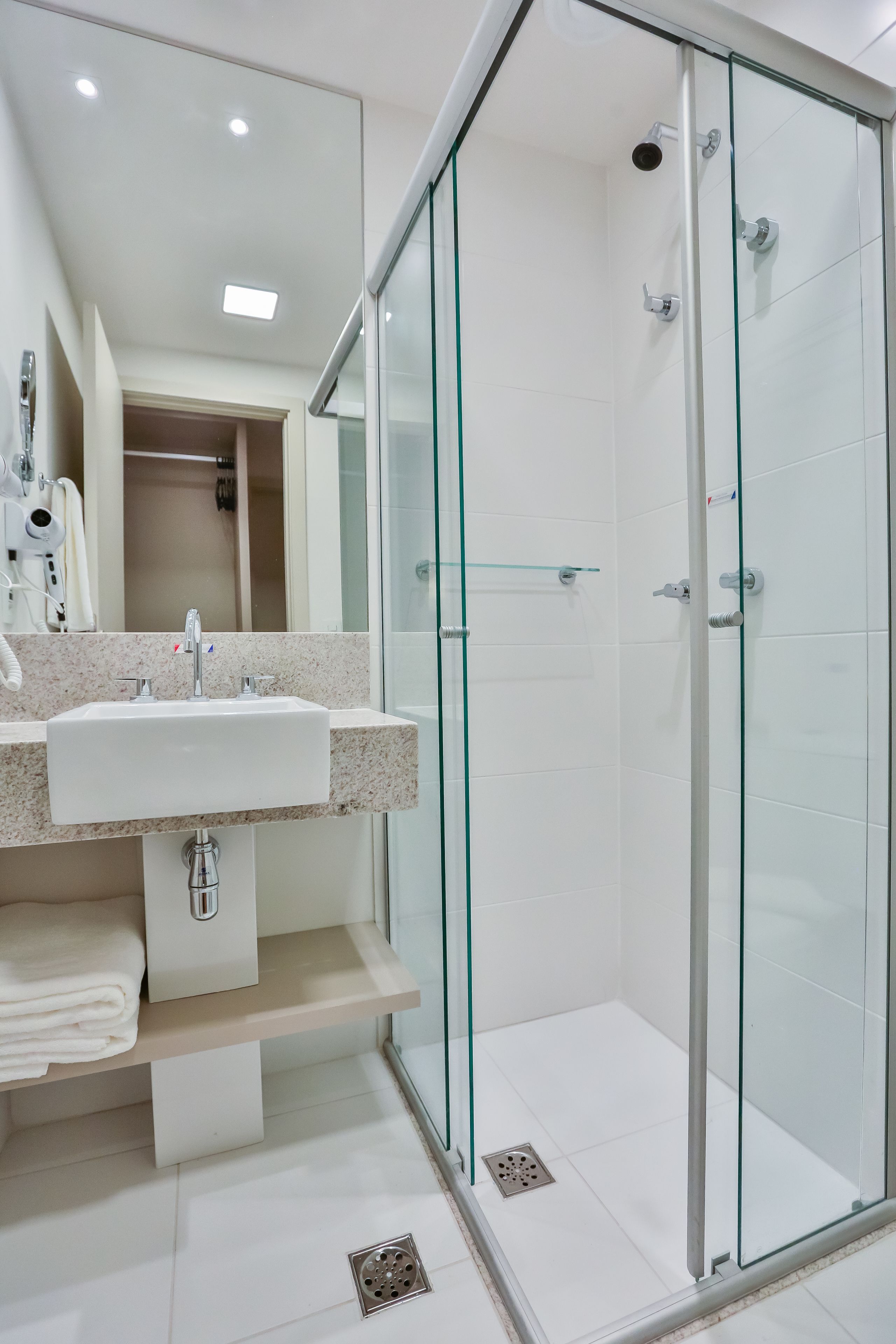 premium room, 2 single beds | bathroom | shower, free toiletries, towels