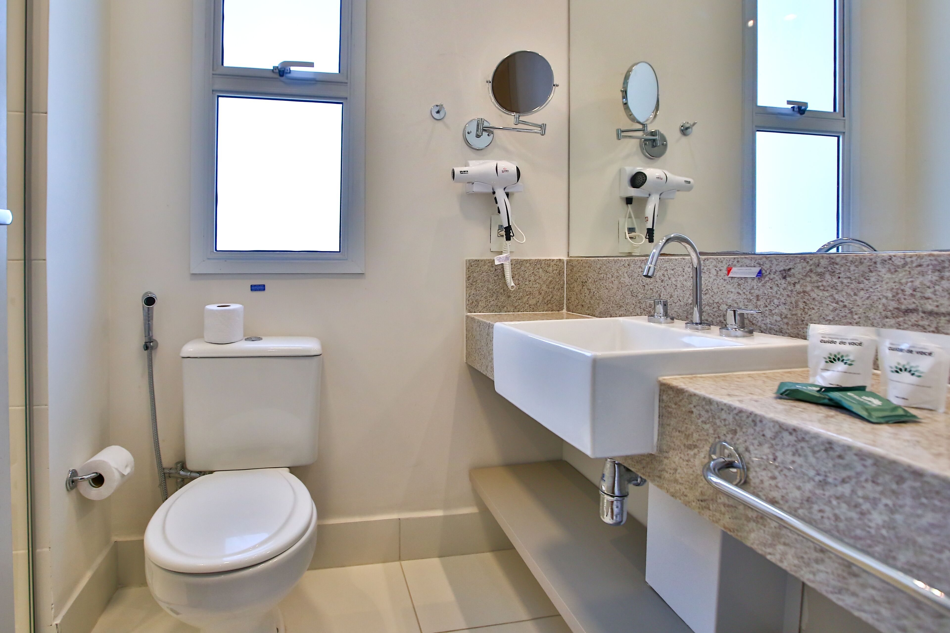 standard double room | bathroom | shower, free toiletries, towels