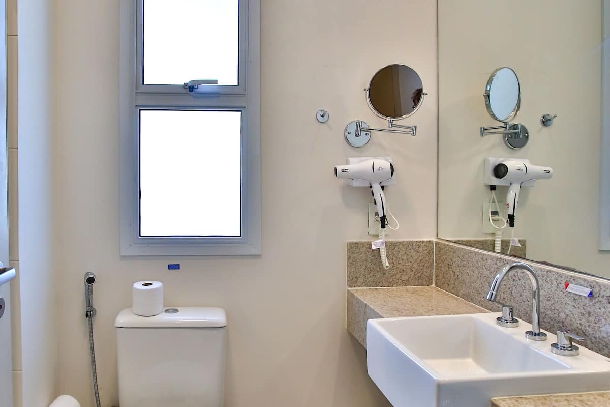 shower, free toiletries, towels