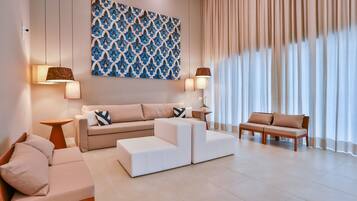 Área de estar no saguão