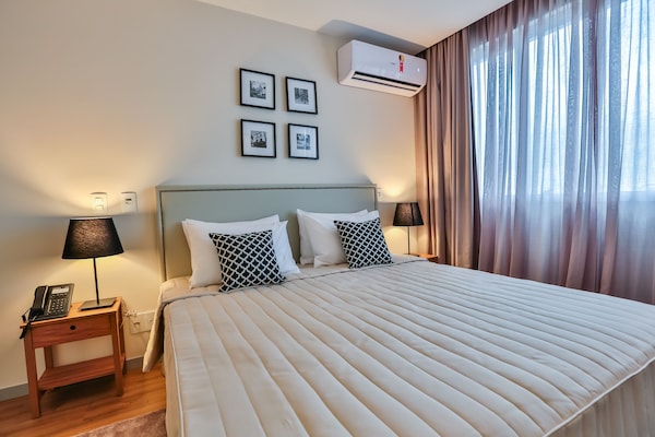 Habitació doble Deluxe, 1 llit doble | Caixa forta a l'habitació i habitacions insonoritzades