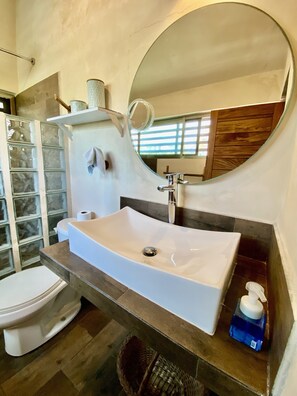 Rom, 1 kingsize-seng, adgang til basseng | Bad | Dusj, regndusjhode, hårføner og håndklær