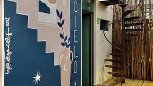 Um edifício com um mural retratando a lua, estrelas e um vaso. O nome "CASA" está em destaque.