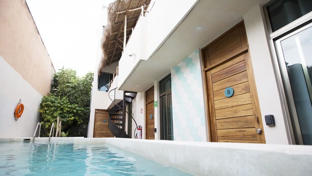 Piscina com porta de madeira e placa de número 8.