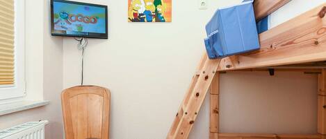 2 bedrooms, travel crib, WiFi