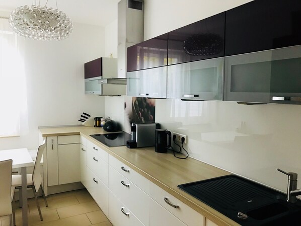 Kühlschrank, Mikrowelle, Ofen, Herdplatte