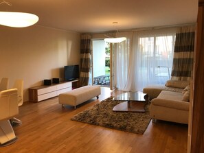 Fernseher, Bücher, Stereoanlage