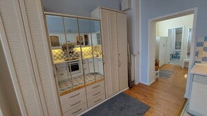 Kühlschrank, Mikrowelle, Geschirrspüler