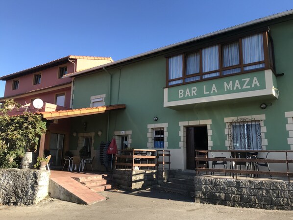 A building with a sign reading "BAR LA MAZA".