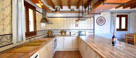 Kjøleskap, mikrobølgeovn, ovn og oppvaskmaskin