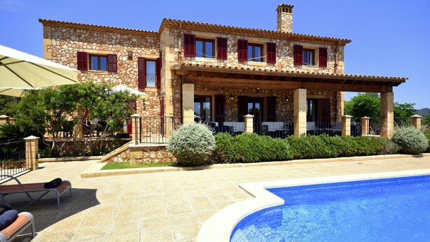 A stone villa with a swimming pool, outdoor seating, and a covered patio. - 44059 Sa Torre nova - 44059 S'Illot - Sa Torre nova (San Lorenzo)