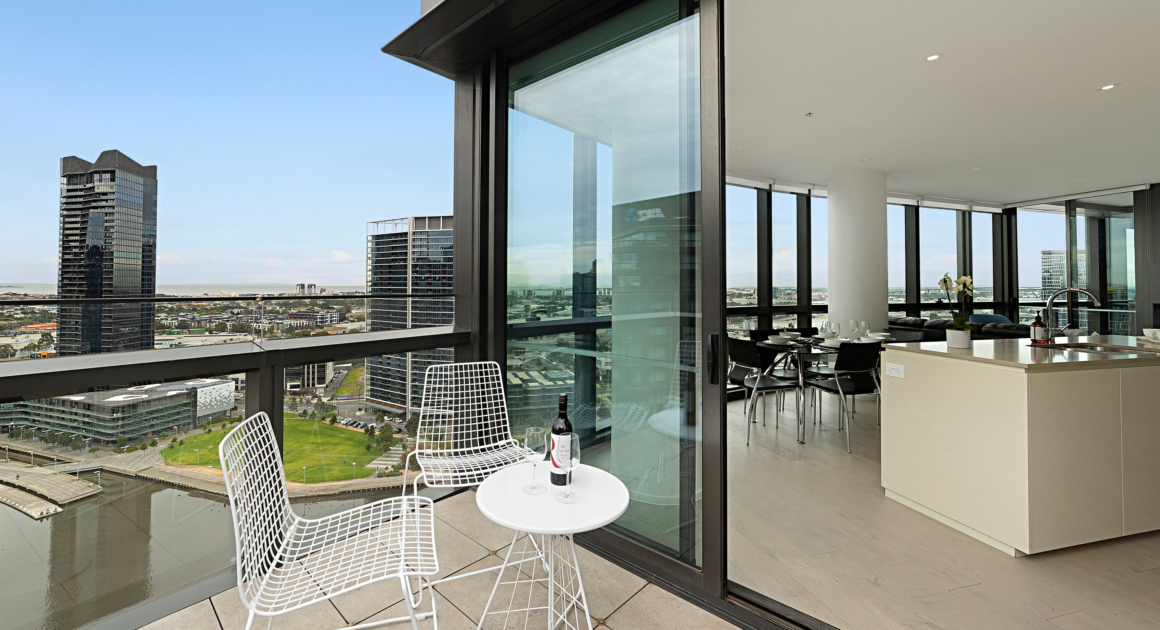 Melbourne Lifestyle Apartments - Best Views on Collins — image 3