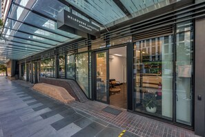 Reception - Melbourne Lifestyle Apartments - Best Views on Collins (Docklands)