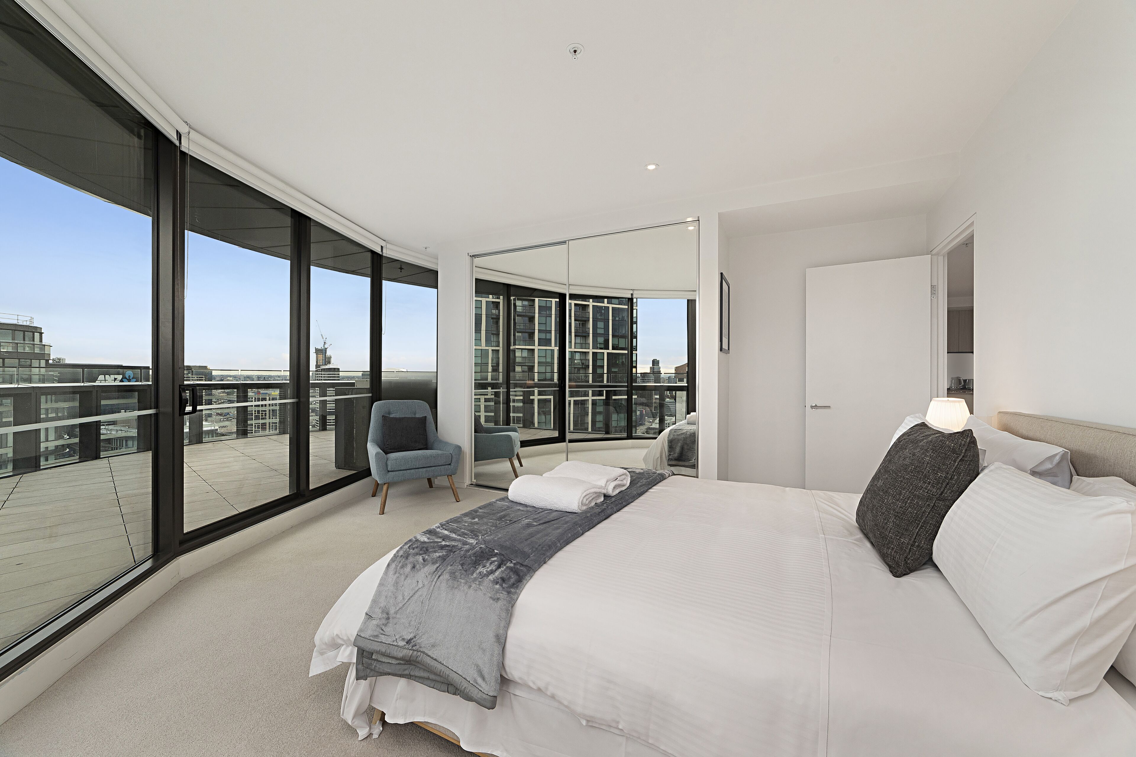 Melbourne Lifestyle Apartments - Best Views on Collins — image 7