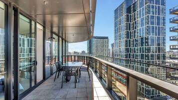 Sub-Penthouse Collection City Views (Sleep 6) | Balcony