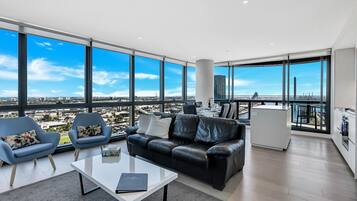 Premium-Apartment, 2 Schlafzimmer (2 bathrooms Bay views) | Wohnbereich | 55-Zoll-Smart-TV mit Satellitenempfang, Netflix, Streaming-Dienste