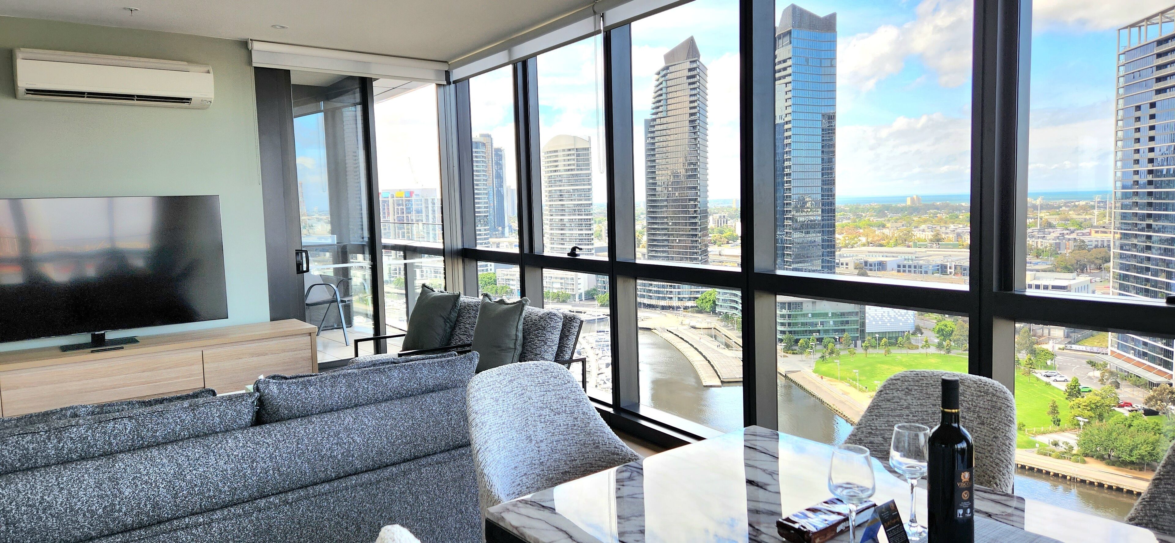 Premier appartement, 2 slaapkamers (2 bathrooms Bay views) | Woonruimte | Een 55-inch smart-tv met satellietzenders, Netflix en streamingdiensten