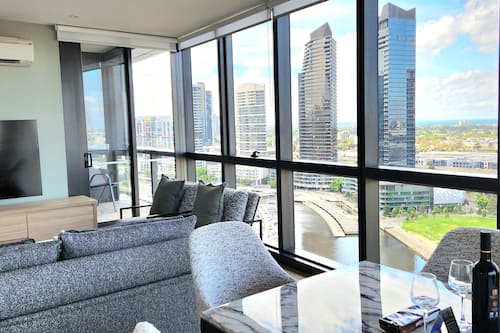 Apartamento Premier, 2 habitaciones (2 bathrooms Bay views) | Zona de estar | Smart TV de 55 pulgadas con canales por satélite, Netflix