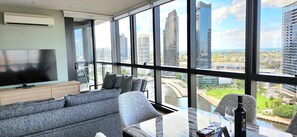 Lägenhet Premier - 2 sovrum (2 bathrooms Bay views) | Vardagsrum | 55-tums smart-tv med satellitkanaler, Netflix och streamingtjänster