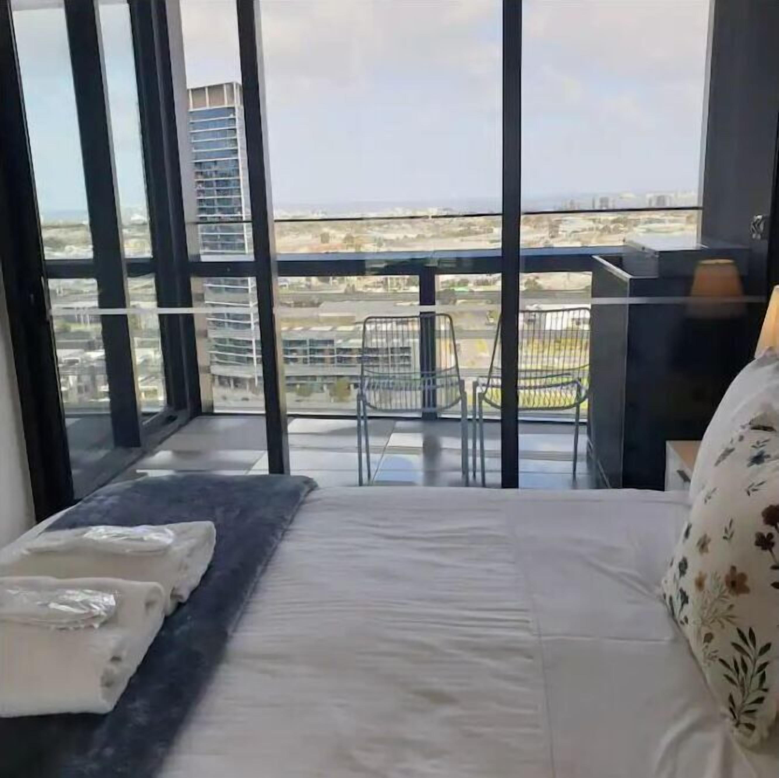 Melbourne Lifestyle Apartments - Best Views on Collins — image 4