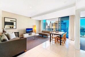 Elite Apartment, 2 Bedrooms, Kitchenette, Pool View | Living room