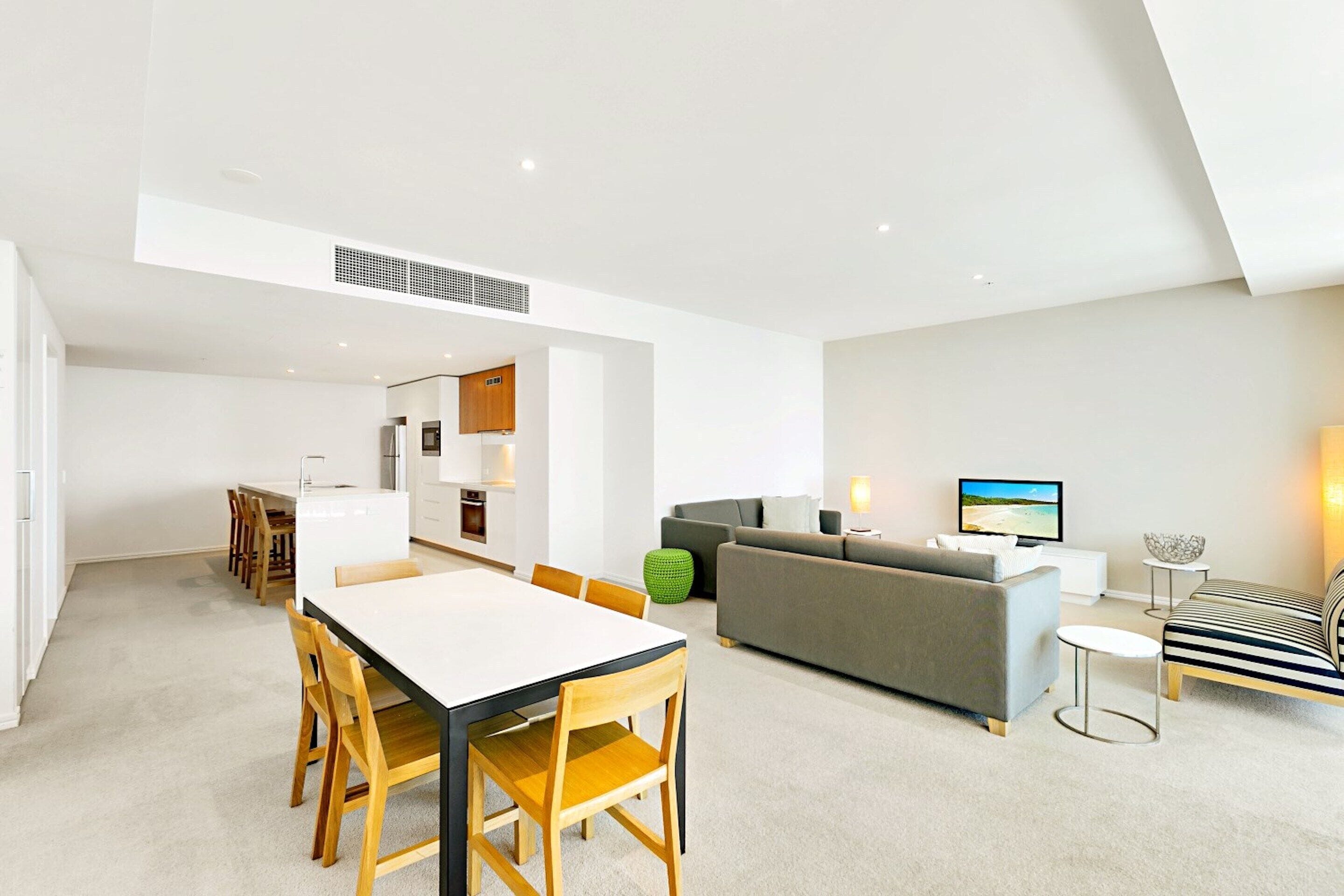 Un espacio habitable moderno con comedor, cocina y zona de estar.
