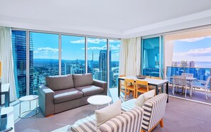 Apartamento panorâmico, 2 quartos, 2 banheiros, vista para o mar | Sala de estar | TV de tela plana 75 polegadas com canais digitais, TV, Netflix