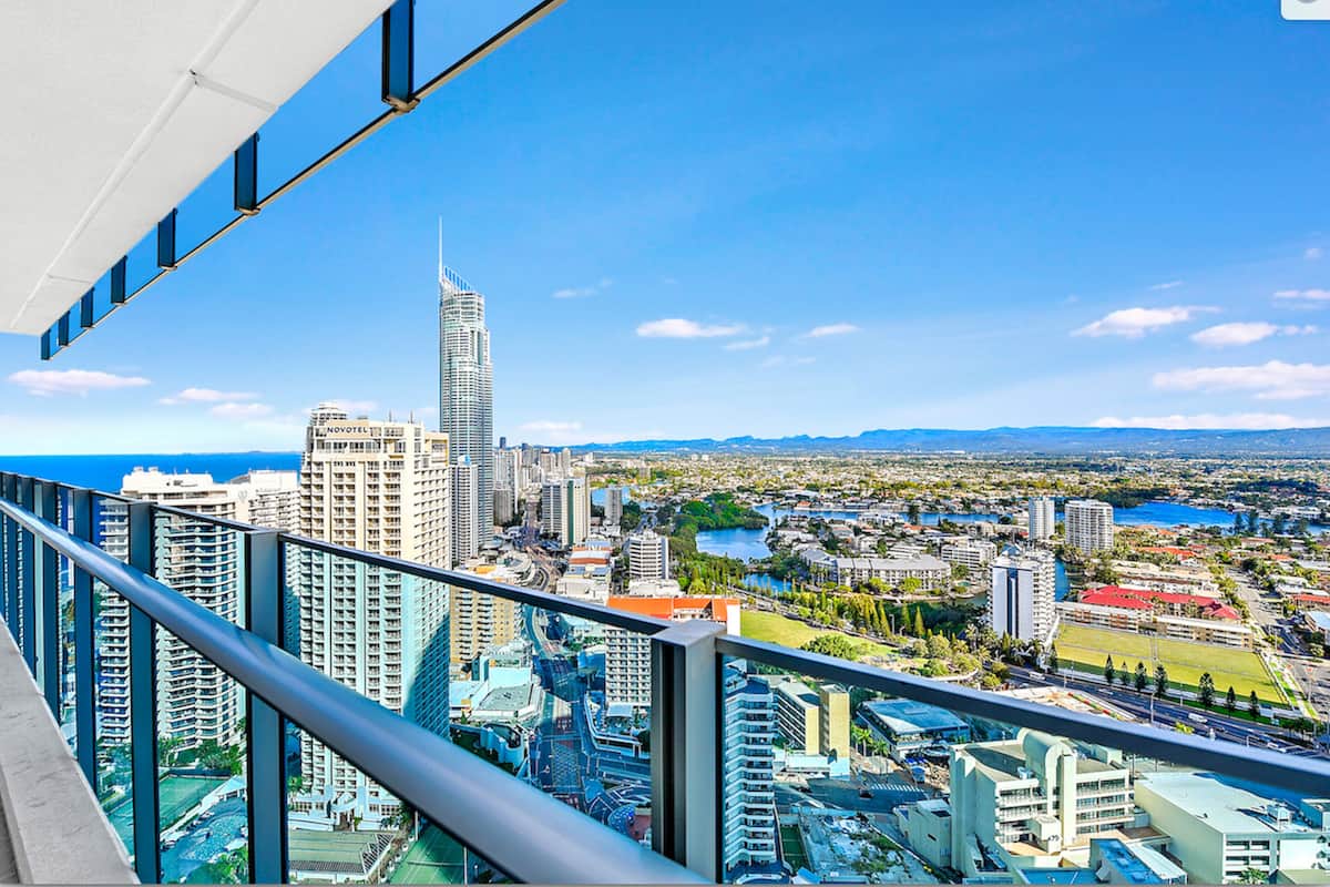 Een hoog hotel met een panoramisch stadsgezicht, inclusief een opvallend hoog gebouw en een waterpartij.
