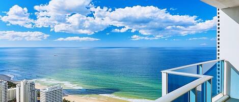Un edificio alto con vista a la playa y al océano.