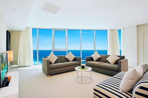 Ático sénior, 4 habitaciones, cocina, vistas al mar | Sala de estar | Una televisión de pantalla plana, Netflix, servicios de streaming